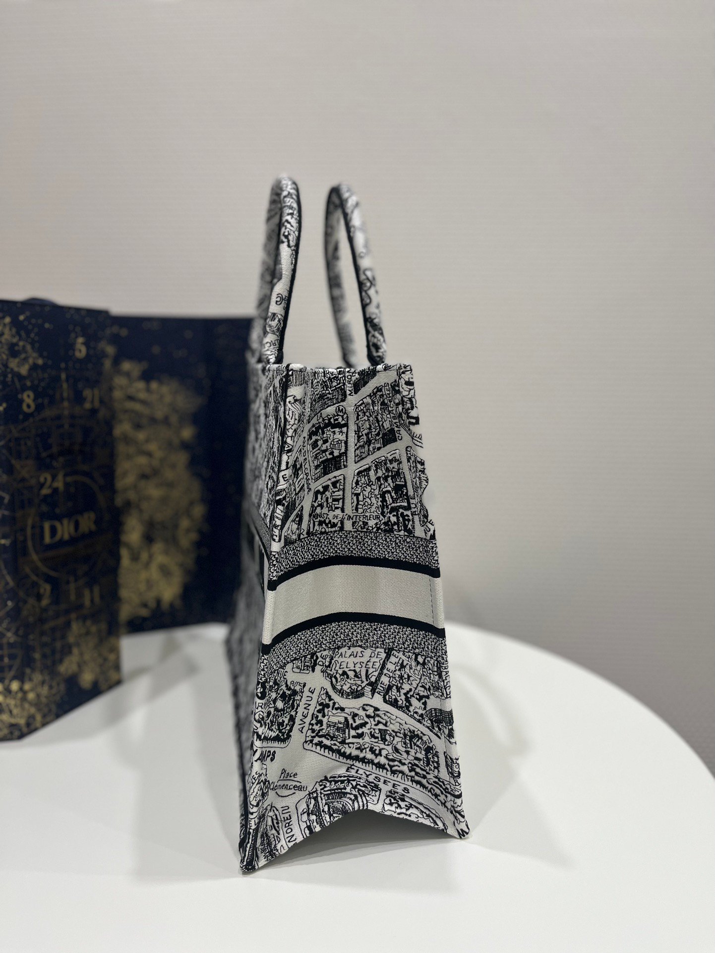 Top quality original order with complete packaging
Large size in stock‼ ️
Tote's latest spring and summer series🙋🏻♀️, romantic Paris map pattern, simple black and white color matching, exquisite embroidery, iconic letters, super large capacity design, concave shape artifact💪🏻, a must-have for fashion, the capacity is also appropriate, just throw all kinds of sundries inside😜size: 42*18*35cm - Image 5