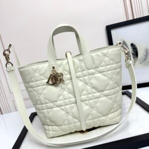 Medium vertical style 𝐃𝐢𝐨𝐫 𝐓𝐨𝐮𝐣𝐨𝐮𝐫𝐬 white
💫Top version imported fabric💫
✨ Made of high-quality hardware and imported sewing thread🧵✨
The Toujours vertical bag is stylish, practical and unique. Carefully crafted from cow leather with oversized cannage topstitching, the spacious interior compartments can store a variety of daily necessities. It features a slim leather lace-up closure to securely store items, and a Lo-D knob-style buckle that adjusts the sides for added style. Small style with leather top handle and removable leather shoulder strap for hand, shoulder or cross-body wear.
Double closure: slim lace-up and Cistian ris straps with Lo buckle
D.I.O.R. charm
Internal slip pocket for cards
Top leather handle
Detachable leather shoulder strap
Model: 835, size: 23 x 14 x 16 cm, 📸Exclusive physical photography🎞✨669850 [With original gift box🎁]