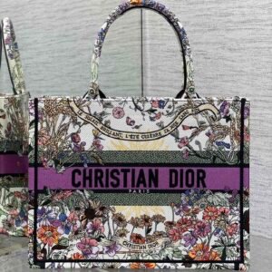 Medium size in stock‼ ️
Tote's latest spring and summer series, high-end sun embroidery patterns, beautiful color matching, iconic letters, super large capacity design, concave shape artifact, a must-have for fashionistas, the capacity is also appropriate, just throw all kinds of sundries inside
size:36*18*28cm