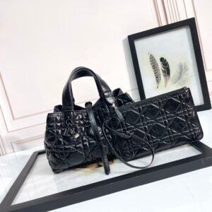 Small size 𝐃𝐢𝐨𝐫 𝐓𝐨𝐮𝐣𝐨𝐮𝐫𝐬 Black pleated black button large cannage pattern
💫Top version with sheep tendon leather lining💫
✨ Made of high-quality hardware and imported sewing thread🧵✨
This Toujours handbag made a wonderful debut in the 2023 spring and summer series show, with a unique casual and practical design. Carefully crafted from creamy white cow leather, decorated with oversized cannage pattern topstitching, the spacious interior compartments come with small pockets to neatly store a variety of daily necessities. It features a leather lace-up closure to securely store a variety of items, and a Lo letter D knob-style closure that can be adjusted on both sides to enhance style. Small style with leather handles with adjustable details for easy hand carry.
Model: 822, size: 23 x 14 x 12 cm, 📸Exclusive physical photography🎞✨669700 [With original packaging gift box🎁]