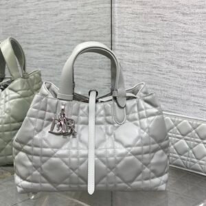 Medium size in stock‼ ️
Toujours series' latest cloud gray for autumn and winter, it's a bit too beautiful. The color is very fresh and eye-catching. It's easy to handle and has a sense of luxury. The oversized rhombus design, paired with classic letter accessories, is modern and fashionable. The structure of the bag is very soft. The calfskin material is full of high-end feeling. The unique buckle can be folded on the side when it is closed. The capacity is very nice. It also has an inner pocket for easy storage of small items.
size:28.5*19*21cm