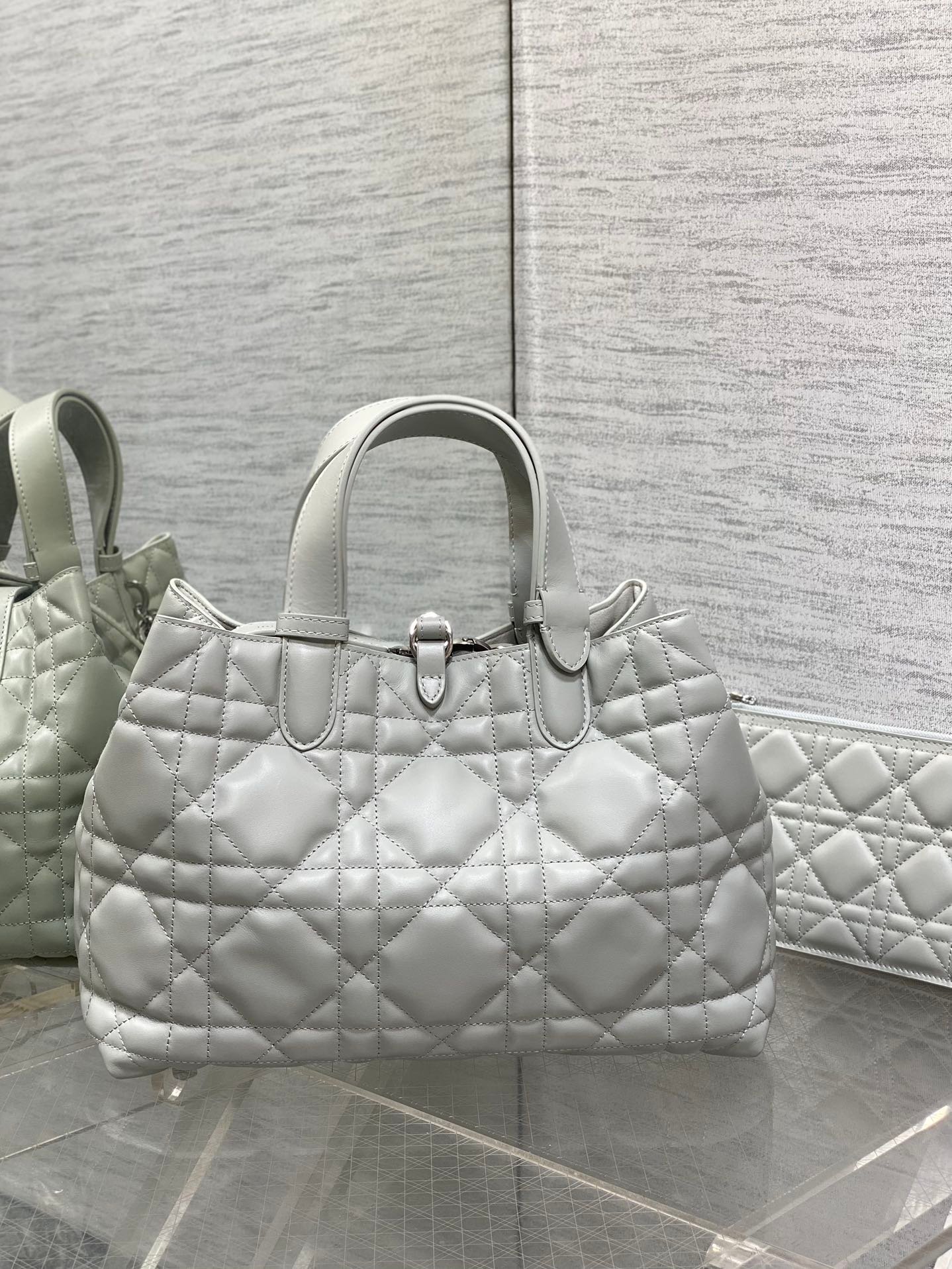 Medium size in stock‼ ️
Toujours series' latest cloud gray for autumn and winter, it's a bit too beautiful. The color is very fresh and eye-catching. It's easy to handle and has a sense of luxury. The oversized rhombus design, paired with classic letter accessories, is modern and fashionable. The structure of the bag is very soft. The calfskin material is full of high-end feeling. The unique buckle can be folded on the side when it is closed. The capacity is very nice. It also has an inner pocket for easy storage of small items.
size:28.5*19*21cm - Image 3