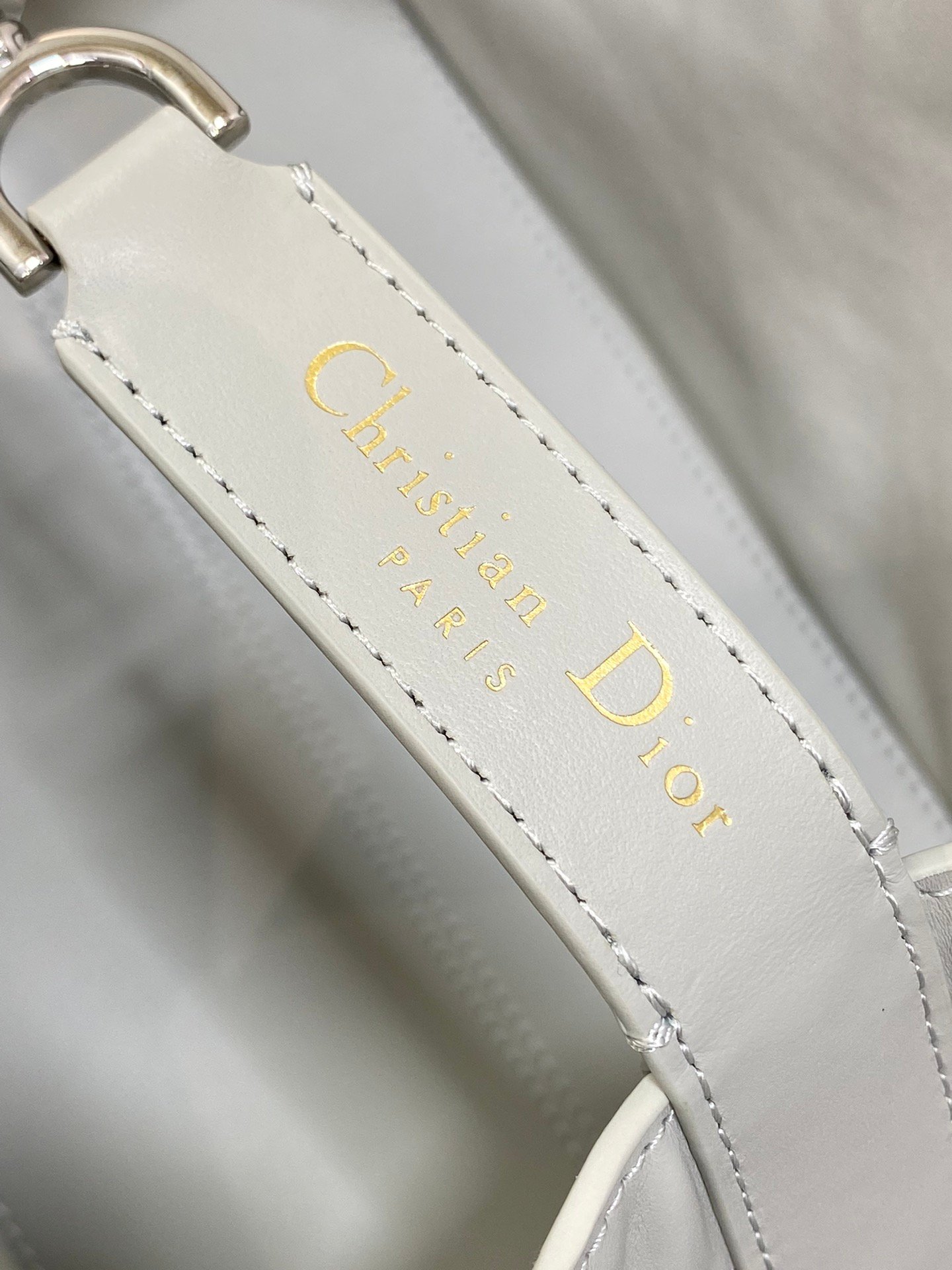 Medium size in stock‼ ️
Toujours series' latest cloud gray for autumn and winter, it's a bit too beautiful. The color is very fresh and eye-catching. It's easy to handle and has a sense of luxury. The oversized rhombus design, paired with classic letter accessories, is modern and fashionable. The structure of the bag is very soft. The calfskin material is full of high-end feeling. The unique buckle can be folded on the side when it is closed. The capacity is very nice. It also has an inner pocket for easy storage of small items.
size:28.5*19*21cm - Image 4