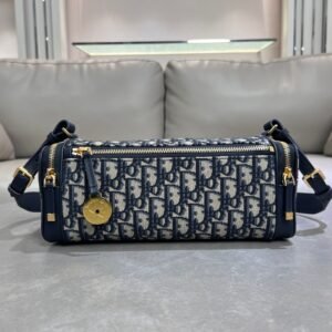 New Star East-West Mini Box Bag

Made of blue Oblique fabric, decorated with smooth cow leather details of the same tone, the compartment is more refined with two side zipper pockets, which can easily store various small daily necessities. Zip closure and adjustable, removable leather strap for comfortable shoulder or cross-body wear.

Style number: 3215
Size: 27*11*10cm