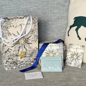 LadyDior Five grid card jacket color sheepskin cannage pattern patent leather
No.:S0974OVRB M81B T
Lady Dior five-compartment card holder
Product Description: Color as shown in the picture
This Lady Dior five-compartment card holder is new this season, elegant and practical. Crafted from cloudy blue patent cow leather, decorated with cannage pattern topstitching and embellished with a removable D.I.O.R. charm. Elegant and sophisticated, it has five card slots, suitable for various occasions, and can be combined with other Lady Dior