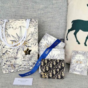 Dior tri-fold wallet new new
Style number: S5653CTZQ-M928) The joy of the 520 was delayed by the British express delivery, but I was still so happy when I received it today. Thank you, Mr. Luo. He said that he originally wanted to buy the Celine Arc de Triomphe wallet in avocado color, but it has been out of stock on the British official website for a long time. But he saw this and said it is really delicious. This wallet can really be given a perfect score of 0 except that it is expensive ~430. It is overall relatively light and thin and weighed 99g on a food scale haha [inside] There are 6 card slots and a small zipper for coins and other banknotes, which can also be placed comfortably [Outside] There is a card slot for door cards, size 11x8.5x3cm