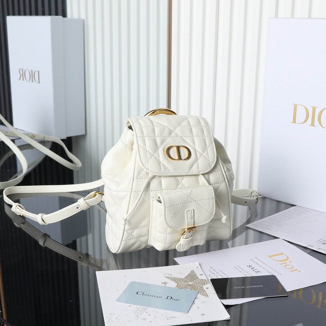 Original factory grade white ready stock‼ ️
The small Caro autumn and winter series backpack is the most popular bag of this season. It has a classic and iconic letter logo, an oversized cannage pattern, and a retro golden handle, which enhances the style of the entire bag. It is made of delicate lambskin and the entire bag feels super soft. The drawstring design at the bag mouth is full of sophistication. The adjustable shoulder strap has French romantic high-end minimalism, playful and cute small pockets, and a cool and fashionable feeling when carried on the back.
size:20*8*18cm