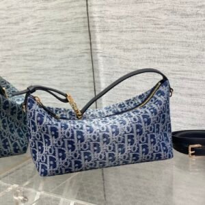 Top quality original leather
The latest denim blue series lunch box bag 🆕, I have to recommend it, a popular model for brick cabinets 🔥, with the same rhombus pattern, classic presbyopia embroidery, and iconic letters 😝. It is very light for personal use and has a good capacity. It can not only hold cute but also small 👝
size：22*13*9.5cm
3103