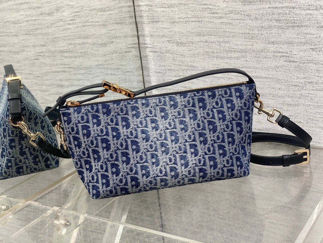 Top quality original leather
The latest denim blue series lunch box bag 🆕, I have to recommend it, a popular model for brick cabinets 🔥, with the same rhombus pattern, classic presbyopia embroidery, and iconic letters 😝. It is very light for personal use and has a good capacity. It can not only hold cute but also small 👝
size:22*13*9.5cm
3103 - Image 2