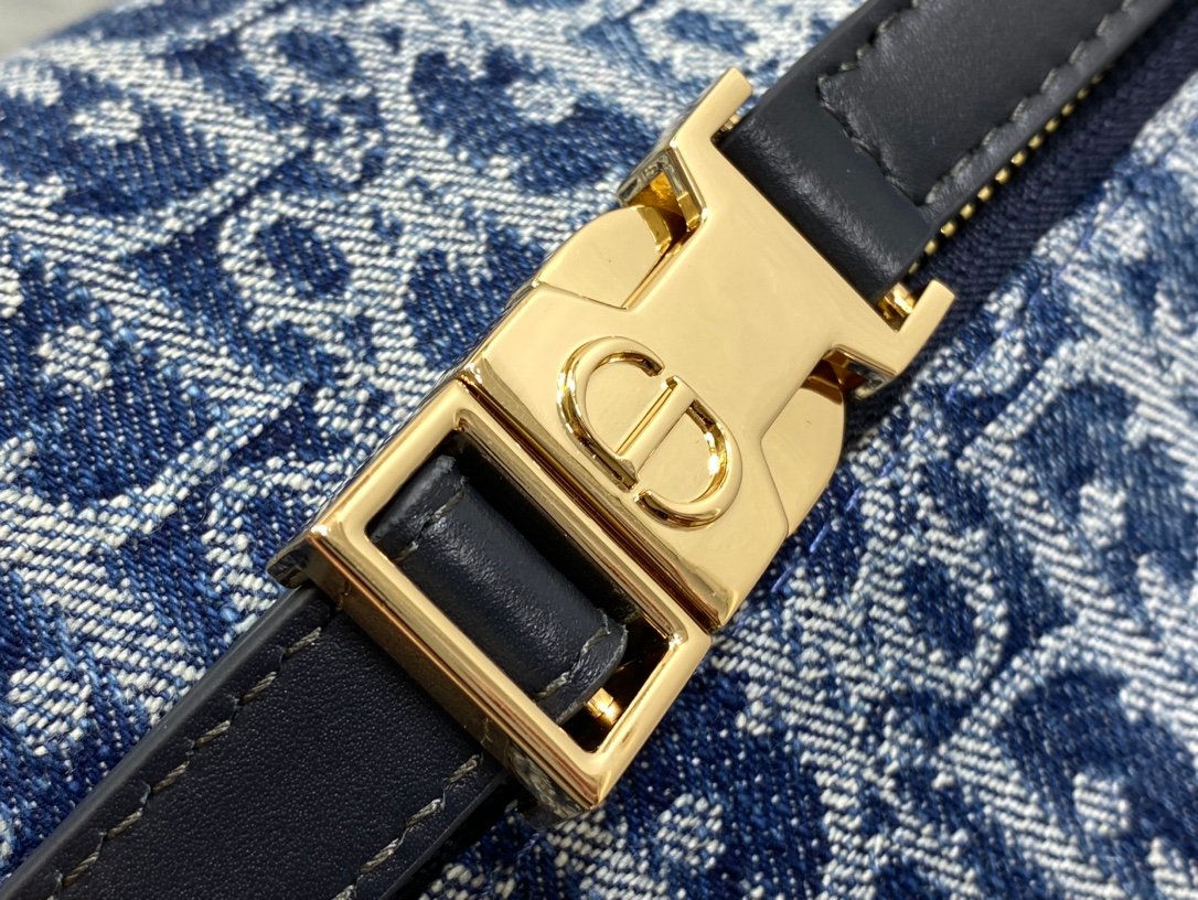 Top quality original leather
The latest denim blue series lunch box bag 🆕, I have to recommend it, a popular model for brick cabinets 🔥, with the same rhombus pattern, classic presbyopia embroidery, and iconic letters 😝. It is very light for personal use and has a good capacity. It can not only hold cute but also small 👝
size:22*13*9.5cm
3103 - Image 3