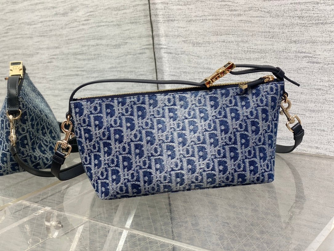 Top quality original leather
The latest denim blue series lunch box bag 🆕, I have to recommend it, a popular model for brick cabinets 🔥, with the same rhombus pattern, classic presbyopia embroidery, and iconic letters 😝. It is very light for personal use and has a good capacity. It can not only hold cute but also small 👝
size:22*13*9.5cm
3103 - Image 4