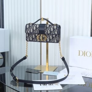 Original leather in stock‼ ️
Miss Montaigne mini Montaigne woc, super stylish, online appearance, classic Oblique presbyopic fabric, iconic golden logo letter buckle, retro and fashionable, new handle design, adds a lot of unique charm to the whole bag, with adjustable chain shoulder strap, can unlock a variety of carrying methods, multiple card slots on the inner layer, small zipper compartment, perfect for daily travel practicality
size:20*4*10cm