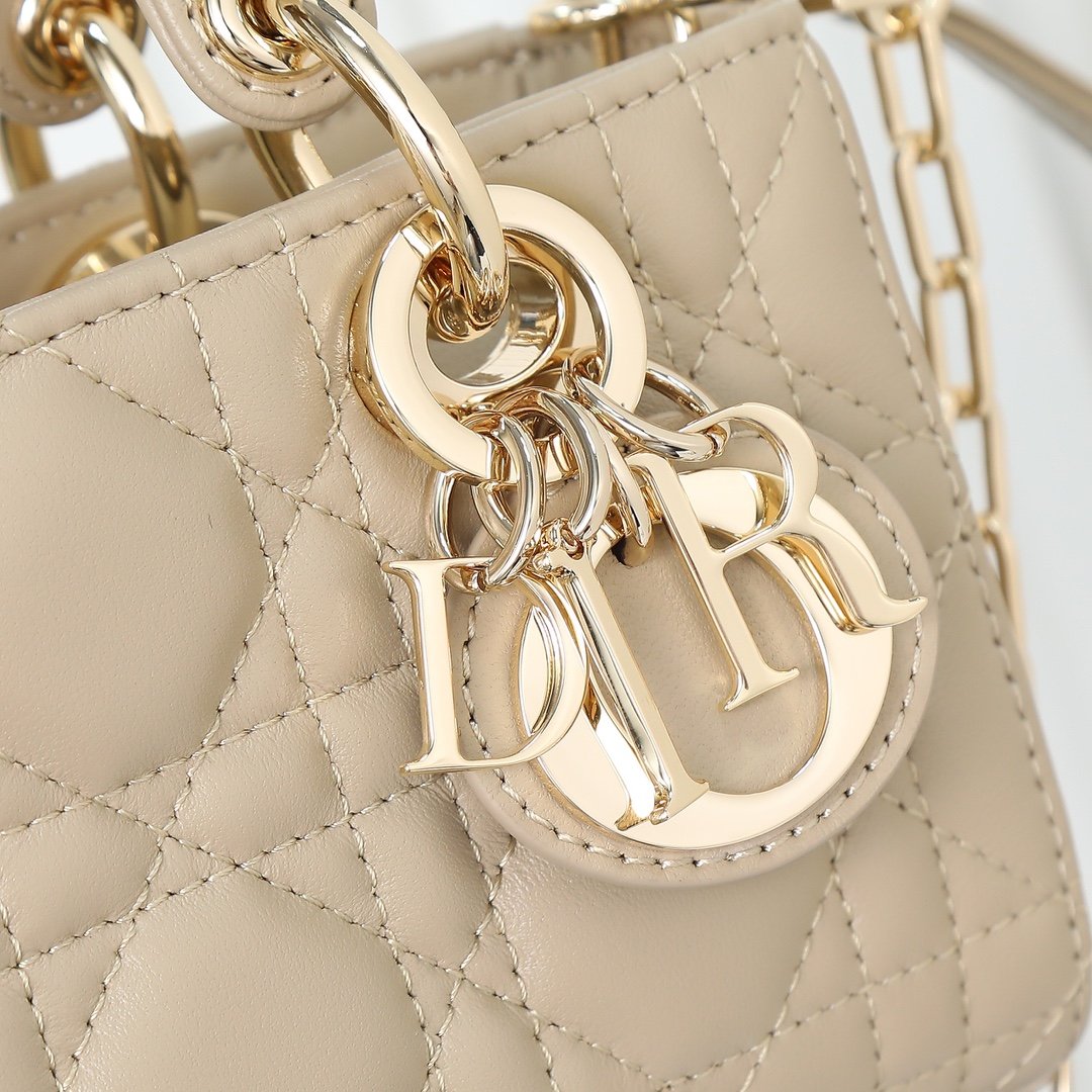 D-joy original factory level
mini size ready stock‼ ️
The new D-joy is back with a bang, the latest mini size ✔️The rhythm of a big hit🔥, the bag comes with two shoulder straps, multiple carrying methods🙋🏻♀️, the upper body is beautiful and rustic, the classic rhombus design🥅, paired with soft sheep leather, is elegant and fashionable🌿
size: 16.5-6-10cm - Image 4