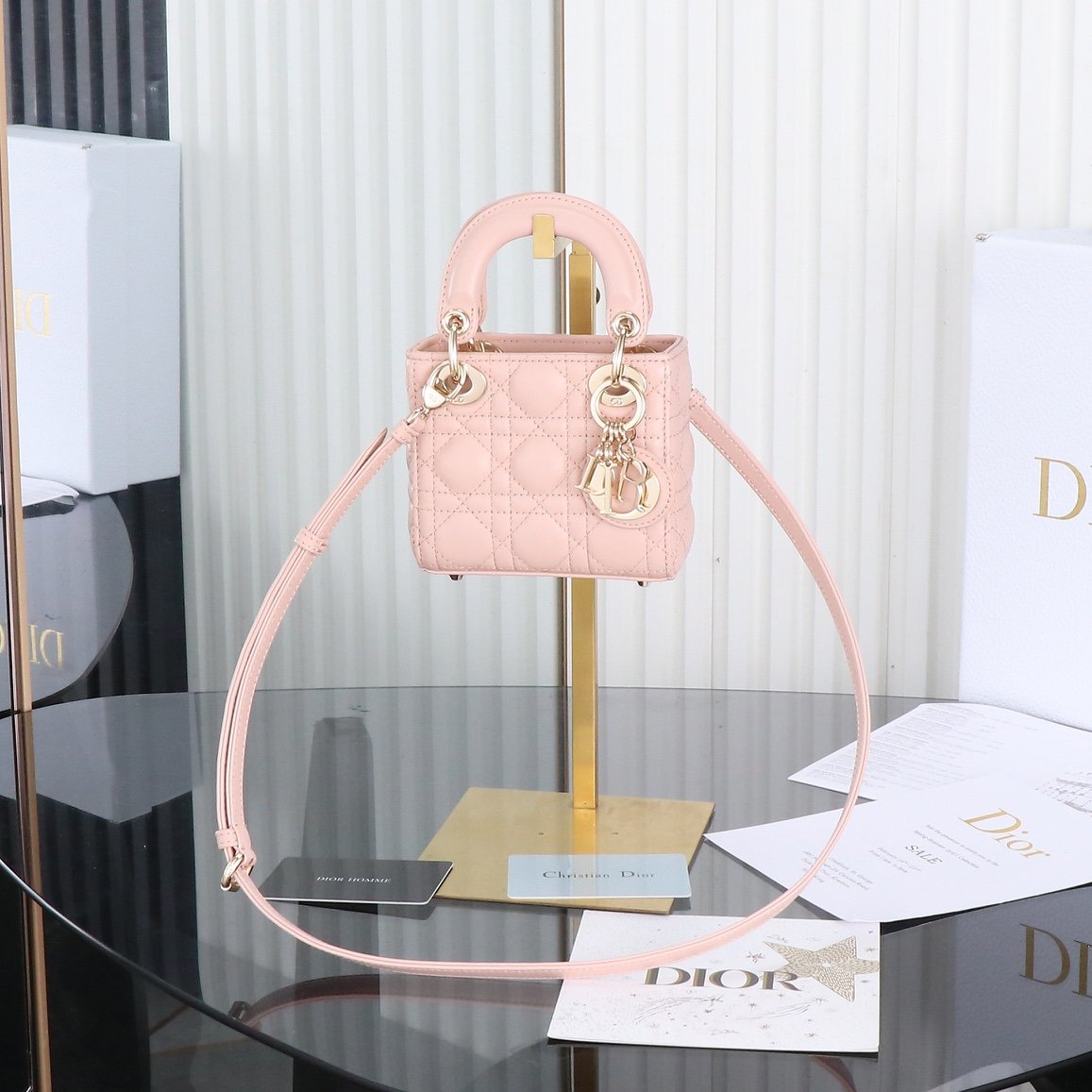 Original factory grade cashmere lining✔️Super mini three compartments
Lady’s latest micro series can hold nothing but cute little bags😘. It is carefully made of soft sheep leather, with iconic letter hardware buckles and exquisite bag shape👏🏻. It is simple, fashionable and versatile. The capacity is small, it can only hold lipstick, car keys, and can also be used as a card holder🤗
size:12*10*5cm