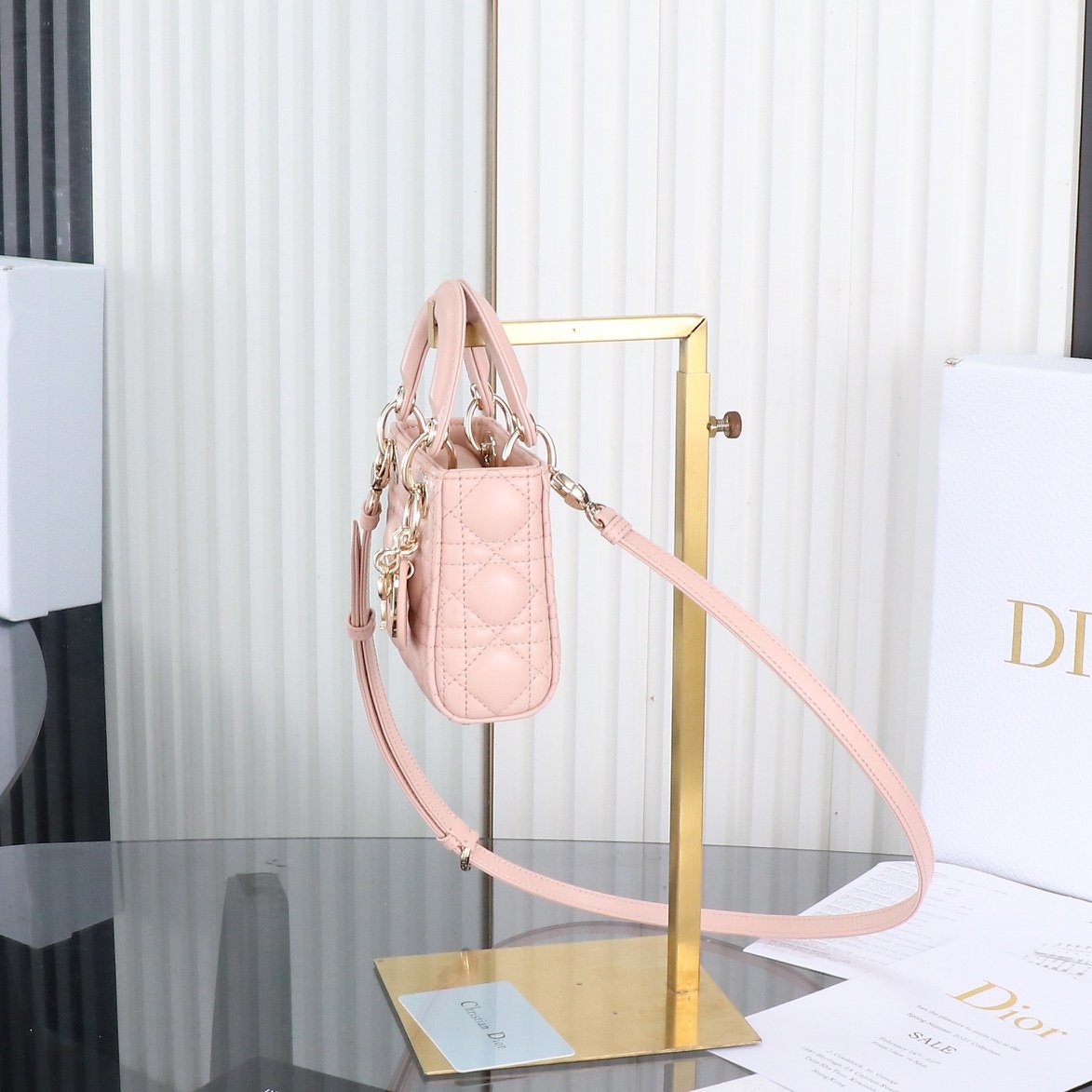 Original factory grade cashmere lining✔️Super mini three compartments
Lady’s latest micro series can hold nothing but cute little bags😘. It is carefully made of soft sheep leather, with iconic letter hardware buckles and exquisite bag shape👏🏻. It is simple, fashionable and versatile. The capacity is small, it can only hold lipstick, car keys, and can also be used as a card holder🤗
size:12*10*5cm - Image 2