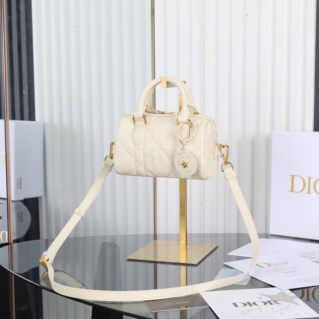 Original Dior Groove🔆 16 mini handbag "off-white"
This Dior Groove 16 mini handbag is a new product of the 2024 winter ready-to-wear series. Designed by Maria Grazia Chiuri, it is elegant and fashionable. Carefully crafted from cow leather, it is decorated with an oversized quilted effect cannage pattern to enhance the style. The compartments are spacious and can store a variety of daily necessities. With its leather top handle and adjustable, removable shoulder strap, it can be worn by hand, over the shoulder or cross-body, making it the ideal bag for everyday styling.
Zipper closure
Adjustable and removable leather shoulder strap
Dimensions: 16 x 10 x 8 cm (L x H x W)
Holds 1 card holder, keys and lipstick