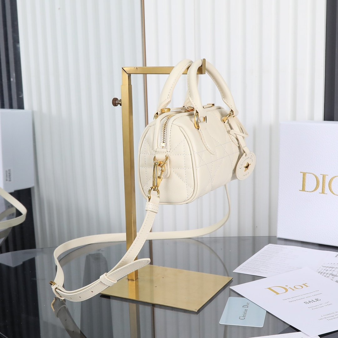 Original Dior Groove🔆 16 mini handbag "off-white"
This Dior Groove 16 mini handbag is a new product of the 2024 winter ready-to-wear series. Designed by Maria Grazia Chiuri, it is elegant and fashionable. Carefully crafted from cow leather, it is decorated with an oversized quilted effect cannage pattern to enhance the style. The compartments are spacious and can store a variety of daily necessities. With its leather top handle and adjustable, removable shoulder strap, it can be worn by hand, over the shoulder or cross-body, making it the ideal bag for everyday styling.
Zipper closure
Adjustable and removable leather shoulder strap
Dimensions: 16 x 10 x 8 cm (L x H x W)
Holds 1 card holder, keys and lipstick - Image 2