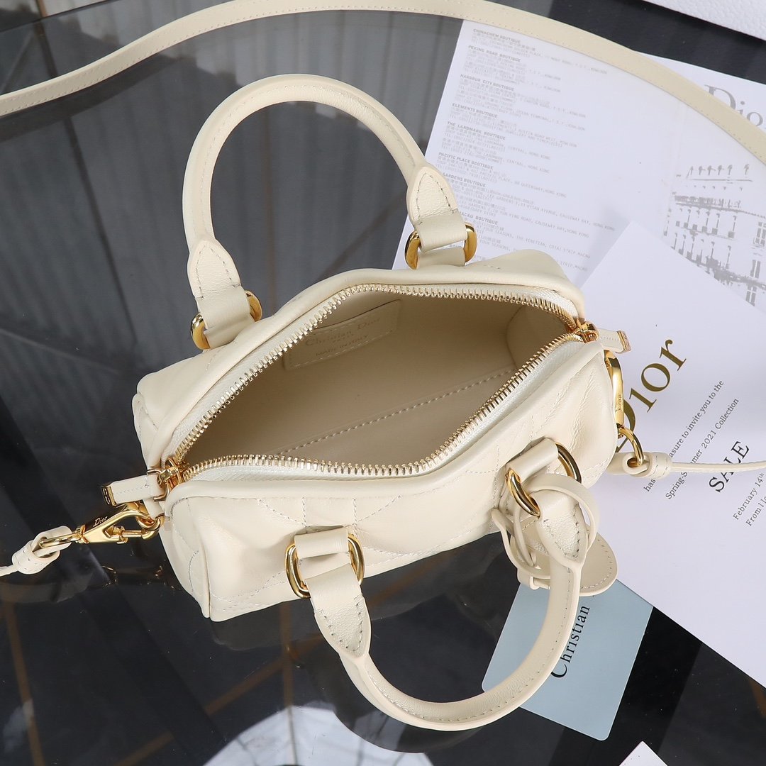 Original Dior Groove🔆 16 mini handbag "off-white"
This Dior Groove 16 mini handbag is a new product of the 2024 winter ready-to-wear series. Designed by Maria Grazia Chiuri, it is elegant and fashionable. Carefully crafted from cow leather, it is decorated with an oversized quilted effect cannage pattern to enhance the style. The compartments are spacious and can store a variety of daily necessities. With its leather top handle and adjustable, removable shoulder strap, it can be worn by hand, over the shoulder or cross-body, making it the ideal bag for everyday styling.
Zipper closure
Adjustable and removable leather shoulder strap
Dimensions: 16 x 10 x 8 cm (L x H x W)
Holds 1 card holder, keys and lipstick - Image 5