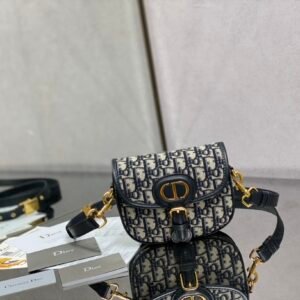 Classic blue cloth small size in stock‼ ️
The latest bobby series is named in tribute to Mr. DI0R’s pet dog, which means loyalty and success, so this is a bag that can accompany you forever😘. It combines classic and fashion, and the retro appearance interprets the freedom, confidence and elegance of independent women💃🏻, I love it so much❤️
Style number: 9317
size:18*14*5cm