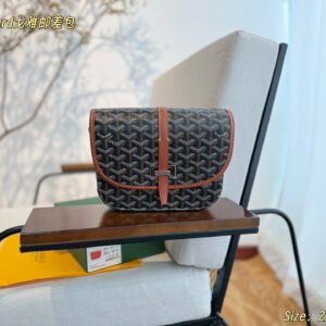 p150 comes in gift box🎁
Goya messenger bag
Goya messenger bag
The trend of Goyard Logo has started this year. Goyard's hand-painted patterns have their own characteristics. Whether they are eye-catching bright colors or low-key dark colors, they look very textured when picked up. The design of the messenger bag is really classic. Goyard seems to be able to make all the colors look great, making it easy to wear on a daily basis.
Item number: 80066