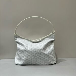 p550 Goyard Goya's new hobo armpit bag upgraded version
I fell in love with it at first sight~ It is crisp and simple. It has a concave shape that can be used in daily life. The back of the waist gives me the coolest feeling. I don’t have to worry about bumping into my bag when carrying it out on the street~ It has a large capacity and can be used for student party books and commuter party documents. It can be installed on the computer. It is a must!
Size: 34cm original packaging