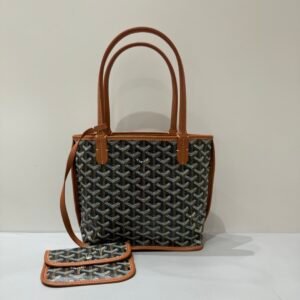 p550 Goya* Goya double-sided minitote stlouis anjiou series
This shopping bag is low-key and eye-catching from a big brand. It has a very playful and concave shape. Fashionable people should buy this mini double-sided shopping bag. The key is that it can be used on both sides. It is good-looking and practical. It is low-key, simple and versatile!
Dimensions: Approximately 29cm wide in original packaging