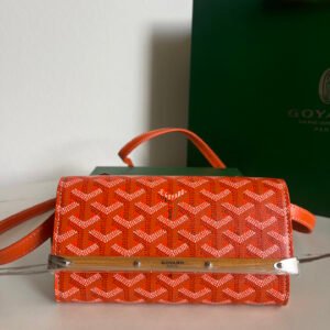 p360 special grade original leather produced by Guangzhou old brand factory
(No development without the original version🆚Good products can withstand comparison)
Wood bag MONTE-CARLO original material ➕ pebbled calfskin ➕ bubble hole fabric ➕ R-shaped lame design ➕ equipped with magnetic buckle, exclusively for the best version on the market, the details of the Xiaohongshu Douyin appraisal notes are all correct, and the customer requirements are well understood.
The mini bag reinterprets some of the signature crossbody bag features, such as the wooden slats, corner rests and crossbody studs. Designed as a clutch, it can also be worn cross-body with a small shoulder strap.
Size, weight: 19X3.3X10(CM),150(G)