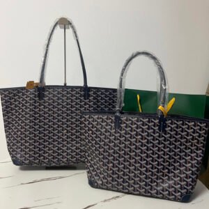 p450 special grade original leather produced by Guangzhou old factory
Original materials ➕ Original cowhide ➕ Special frosted hardware ➕ Matching dog tooth paint ➕ Logo bubble holes ➕ Frosted texture, exclusively for the best version on the market, the details of Xiaohongshu’s Douyin appraisal notes are all correct, and it meets customer requirements very well.
[Super quality all-copper hardware]
🔎020320 dark blue, goyard dog tooth artois large and small bag (zipper tote bag) because it uses leather corners and zipper closure. It also comes with a removable inner pocket to separate your belongings.
25 cm x 14 cm x 30 cm
Comes with gift bag