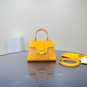 mini wooden wrist Saigon bag portable shoulder crossbody bag

New upgrade (Saigon package)￥320



Saïgon Mini Mini Saigon Bag


It is one of the brand's most representative classic bags and has long been familiar to connoisseurs.
It evokes unique elegance and travel spirit with its compact and exquisite appearance.
This personalized Saïgon mini bag displays a gorgeous and soft charming temperament. The style is classic and in line with the trend of contemporary people who prefer to use "small bags". It is an ingenious work. The detachable leather shoulder strap can be cleverly converted into three carrying methods - hand-held, cross-body and shoulder-carrying, making it a fashionable tool for you to attend various occasions, day or night.


Size: 20x16x6cm