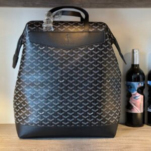 P165
A must-have item for trendy men. New trendy brand backpack. Original molded custom hardware design. Original YKK zipper. Simple and fashionable, strong load-bearing capacity, large capacity, and the most fashionable combination.
Item number: 6899
Size: 40cm✖️32cm