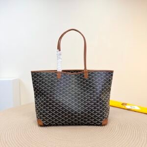 Newly upgraded Artois zipper shopping bag-large size


Artois enjoys double the happiness of hobo+tote combination
Extremely simple yet elegant, it adds elegance and nobility to your daily matching. It not only inherits the pure French modern temperament, but also continues the fashion style of the Saint Louis series. These two bags come from the same mother and the same ancestor, but they still have their own uniqueness.

Artois reinterprets his own bohemian style. The double handle design is perfect for carrying on the shoulder. Goyardine's iconic canvas can make the shape of the bag stronger while being gentle; the stitched leather decoration on the corners has good wear resistance; the fully closed zipper that can be fully closed effectively improves security; the large and deep double-layer inner bag replaces the detachable pouch of the Saint Louis series.

The careful design combines elegant appearance with practical functionality, adding new vitality to the urban handbag series. The connection between the handle ring and the bag body is sewn using traditional red thread techniques.



size：50x30x17cm