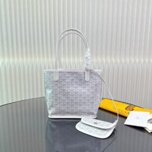 Cotton and linen bag Tote double bag Tote double shoulder

Includes ￥230 upgraded version (top layer leather)



Anjou Mini (small size) mini double bread



The difference between the Anjou handbag launched later and the Saint Louis is that it can truly be used on both sides, with one side made of the iconic ine waterproof coated canvas and the other side made of soft calfskin. Despite its small size, the mini size has a pretty good internal capacity and a very high utilization rate. It can be easily used for daily travel wear. It still comes with inner pockets to safely store small bags and valuables. It is the most suitable model.


Mini size: bag opening 29, base length 21, height 20, base width 10cm