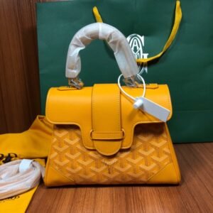 Exclusive top-quality original leather ~ Purchasing-grade high-end version ~
Goyard mini Saigon soft leather Saigon bag. The Saigon bag symbolizes love, elegance and sophistication! Low-key workmanship and perfect, this bag is elegant and retro yet has a style that is hard to refuse. It is unimaginably light to carry ~ Material: wooden glazed handle with imported first-layer cowhide, size: 20x14.5×9cm, total height with wooden handle 25cm yellow
￥720 with full set of gift packaging