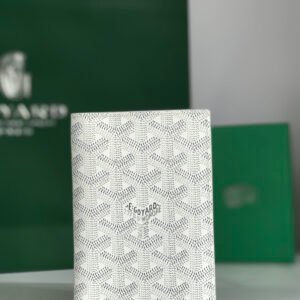 Goyard ♛ Passport Holder 𝐏𝐚𝐬𝐬𝐩𝐨𝐫𝐭 🏷Fashionable travel essentials💳
🔖G0YARD (Goya) was founded in 1853 and has a history of more than 160 years. The fabric is woven with a mixture of linen, cotton and hemp fibers and then coated with smooth gum aldehyde. It is waterproof, strong and durable. It is highly favored by celebrities, royal families and nobles 🎉🎉
Use the matching customized smooth leather of the exclusive wallet✅The diagonal stitching is perfect🧵✅The inner yellow part is the matching customized first-layer cowhide [⚠️Non-superfiber❌Non-split leather❌]
Size 𝐒𝐈𝐙𝐄: 10*14.2cm📣📣 💃🏻💃🏻
🔍020608