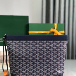 The Conti clutch bag comes with a wrist strap that can be held by hand or hung on the wrist. It can be used as a casual clutch bag or an evening bag, and it can also be used as a storage bag in a large bag👝
Size: 24*22*6.5cm
🔎020233