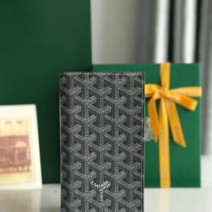 Saint-Lambert is a mobile phone bag carefully made of Goyardine canvas and first-layer calfskin. It combines all the necessary functions for daily life and is equipped with multiple card slots and patch pockets. The mobile phone bag can protect the mobile phone from daily collisions and facilitates centralized access. The bag is lightweight and compact, and can be easily carried in a bag or used as a clutch.
Interior: Goatskin lining
Size: 17.5×2×10CM
🔍020613