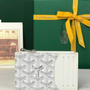 Bourbon is a zipper card holder carefully made of Goyardine canvas and first-layer calfskin. It is both lightweight and functional. It has 3 card slots, a patch pocket and a zipper pocket. It can safely store change. It is exquisite and compact and can be easily put into a pocket or bag.

Lining: Goatskin lining
Size: 12.5×1×8.4CM
🔍020244