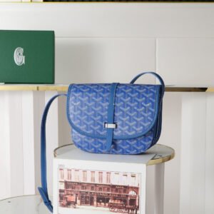 [Super quality, original materials, complete packaging] P520
Goya messenger bag, mold making,
The most classic characteristics of the g bag: simple and elegant, light and practical. The single narrow buckle passes smoothly through the metal ring and can be opened and closed freely; the leather trim highlights the outline of the bag in a linear manner, and the leather lining of the flap also makes the bag's silhouette more three-dimensional. The belvédère 2 bag has three built-in pockets, which can properly store daily necessities, and has an adjustable shoulder strap, which can be used as a crossbody bag or shoulder bag.
The fabric is made of thickened rain dew linen with flax, hemp fiber and cotton as the main components ☑️Customized top layer small leather ☑️All steel hardware
Size: Small 21*16*6cm
🔍244