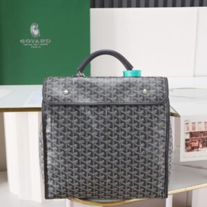 [Premium quality original materials] p650 Goya original backpack. Goyard's main inspiration for creating new bags comes from hundreds of original designs of various bags in the amazing Goyard historical archives. Truly new styles are extremely rare, and most products, even the latest bags, are actually reinterpretations of historical models from the Goyard archives. The goyard saint léger bag is a typical example. Size: 35*33*16cm
Search number: 020237 gray