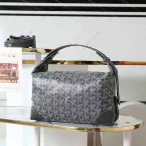 [Super quality original goods] Double shoulder straps P480
𝗚𝗼𝘆𝗮𝗿𝗱 toiletry bag Such a good-looking bag is really suitable for carrying when traveling. In order to increase the practicality of the bag, a handle strap was added, which successfully unlocked the transformation of the toiletry bag into a lunch box bag. It looks good and exquisite, and does not feel obtrusive at all. The capacity is also very large, easy to access, and can be worn with any pendant. It is really a waste not to carry such a large-capacity bag when going out. Let's work together to improve the practicality of Goya bags!
Style number: 020216
Dimensions: length 24×width 12×height 13cm