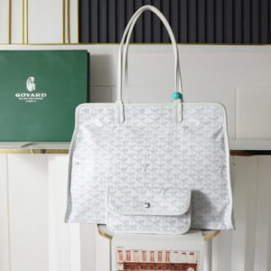 [Super quality original material] P680
🆕Hardy small commuter bag is back
The Hardy bag has canceled the cat head design on one side of the old version and upgraded it into our daily portable commuter bag. It is full of French elegance and more ladylike. The zipper version is more secure and secretive, has large capacity and is lightweight. It folds and comes with a small purse inside. The removable pad can maintain the bottom shape even if computer files are placed. It is the best choice for commuting or mommy bags.
Size: 40cm×17cm×31cm
020213 white