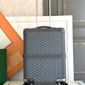 Goyard has always been committed to the classic inheritance of travel products. This carry-on suitcase is also a Goyard classic. It is also the highest peak of retro sophistication. You can feel the exquisite workmanship and the strong European retro feel. Exquisite pure steel hardware and pure hand-sewn assembly bring visual impact and unparalleled noble texture, giving you an extraordinary temperament! ! Flexible universal wheel design and long manual assembly process
Size: 20-inch cabin case
size: 362450CM weight 5.8kg
Purely handmade, handicraft level~