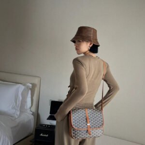 Large Dual Pattern  Saddle Bag Beédère|| Newly launched
❤️Beédère||The most classic characteristics of the bag: simple and elegant, light and practical. The single narrow buckle passes smoothly through the metal ring and can be opened and closed freely; the leather trim highlights the outline of the bag in a linear manner, and the leather lining of the flap also makes the bag's silhouette more three-dimensional. Beédère|| has three built-in pockets to store daily essentials, and an adjustable shoulder strap that can be used as a crossbody bag or shoulder bag. Its ingenious design is a new interpretation of traditional craftsmanship, while also showing the ultimate simple style and sports fashion spirit👻
Large size: 28*19*7.5Cm, saddle large size