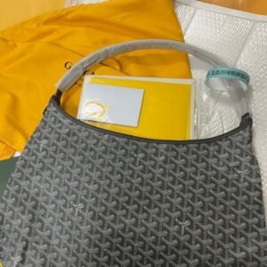 🔎020223 Grey, the Bohème Hobo bag is the epitome of lightweight, flexible and secure, thanks to its zipper closure. Thanks to its wide handles, it's also very comfortable as a shoulder bag. It also features the signature removable pouch that snaps shut.

27 cm x 15 cm x 42 cm

Comes with gift bag

GG Goya Goya Ding Ding Goya