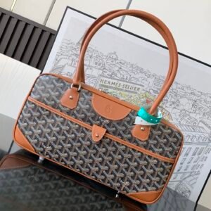 vintage medieval baguette bag
Xiaohongshu’s popular model, always dominating the second-hand category
Fresh and refined, not afraid of bumping into bags!
The long handle can be carried by hand or carried on one shoulder or under the armpit!
Sweet or salty~
Two-way zipper design, super easy to wear!
Pairing with a coat in autumn and winter is full of European style, and pairing with a T-shirt in spring and summer is youthful and charming.

34×16.5×8cm

🔎8035-Black·Brown Dingding