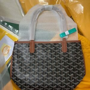 The Anjou mini bag is a leather version of the iconic Saint Louis bag, lined with ine canvas. It offers two different aesthetic styles. Its gradually thickened handle provides a good grip and comfortable feel. The compact size makes the Anjou Mini ideal for use at night or to carry some daily essentials during the day.

20 cm x 10 cm x 20 cm

🔎2321-brown tripod