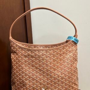 Pearlescent powder
Duty-free version ~ High-end purchasing agent version ~ Goyard’s long-awaited latest hot model Bohème hobo bag is now available! The entire bag shape is very suitable for daily commuting. The weight of the bag is light and soft, and the capacity is amazing, enough to accommodate all your necessities. The extended and comfortable leather handle, the shoulder strap length can meet the needs of underarm bag use, and it comes with a detachable small bag, which is simply a dream bag. Dimensions: bottom length 33cm, width 42cm, height 27cm, thickness 15cm
Style number: 020223
(With complete packaging)