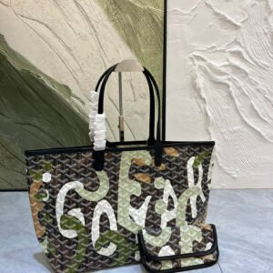 Graffiti Shopping Bag
Upgraded version🔥❤️goyard (Goya) has been researched and improved for many times, constantly improving fabrics and leather, and all-round exclusive customization™️ just to continuously meet customers’ high-quality requirements🔝🔝
The base fabric is made of customized high-quality rain dew linen that is consistent with zp, and then coated with glossy gum aldehyde [Wit] The grain texture is comparable to that of zp, achieving a light-like and subdued feeling🤟The leather is [first layer of South African textured leather]👛🤘It is flexible and does not irritate the hands💪Substituted with matching pure steel hardware🤓Symmetrical pattern, pure color without color difference😘Please see the picture for details [Hold Fist][Hold Fist]

Large size: bag mouth 55cm, bottom 40*height 30*bottom width 15cm
Medium size: bag mouth 47cm, bottom 34*height 27*bottom width 14cm