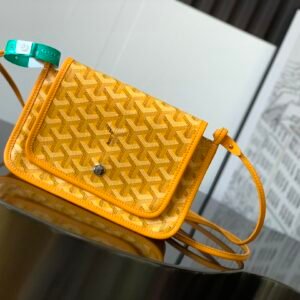 The PLUMET envelope bag is inspired by the pouch of the SAINTLOUIS bag, named after a Parisian dock worker.
Designed to function as a wallet, this bag can store coins, banknotes and cards, and can be worn cross-body like a small bag with an additional shoulder strap. Its 3 independent pocket system adapts perfectly to its contents, adding elegance to it.

Size:20.5X2.5x14 cm
🔎020150-Yellow