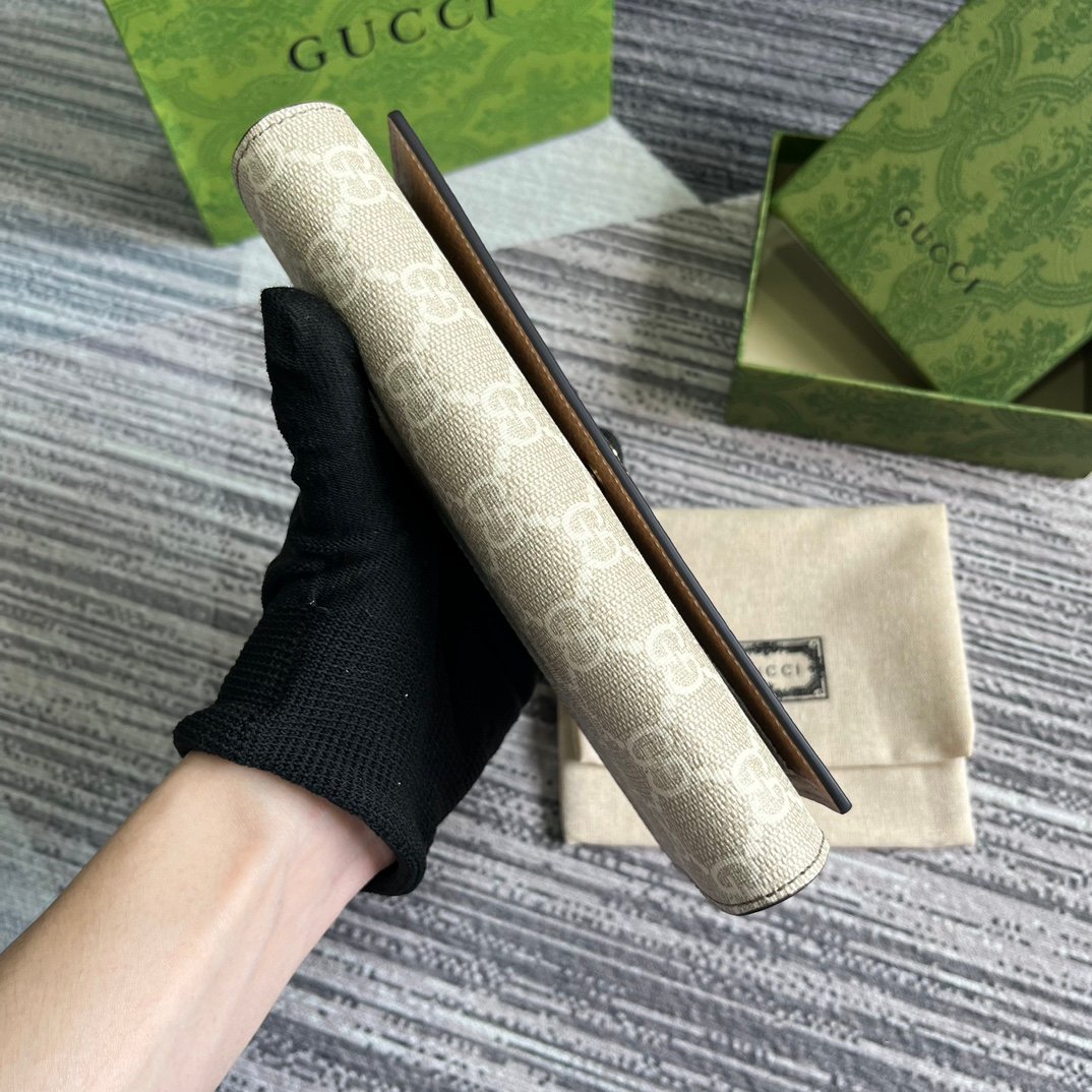 p220. (With complete packaging)‼ ️ Marmont series leather long wallet. This key bag is made of classic monogrammed canvas and oatmeal leather and is decorated with exquisite and compact styling accessories. Interior features multiple card slots and two bill compartments, with snap closure. Beige and ebony canvas, eco-friendly materials, oatmeal leather, gold-toned hardware, viscose lining, the leather chosen for this product is made using alternative metal-free or chrome-free tanning processes that have a lower impact on the environment than traditional methods. Twelve card compartments and two bill compartments, two separate interior compartments, zippered coin pocket. Snap closure.
Model: 456116
Dimensions when open: 18 (length) x 19cm (width)
Dimensions when closed: 10 (length) x 19 (width) x 3.5cm (thickness)
Color: oatmeal pvc. - Image 4